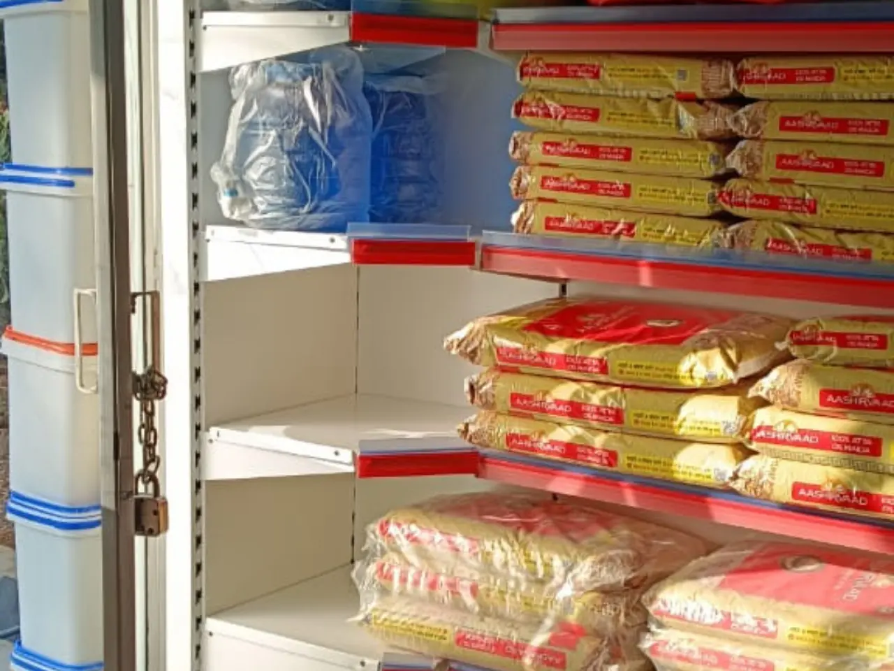 268427987_Grocery-display-racks-Ranchi (1).webp